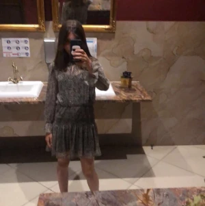 Leopardmönstrad klänning Zara  - Egen bild! Endast Intressekoll säljer endast vid bra bud!!! Använd några gånger. Toppen skick💗Buda i kommentarerna⚡️