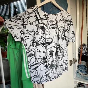 Tshirt  - Jättecool tröja som jag köpt på secondhand, den är dock avklippt där nere (skriv privat för fler bilder). Jättebra kvalitet.