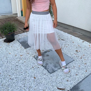 Lång skol💓💓 -  Lång sommar kjol som inte kommer till användning utav mig, Midjan är jätte töjsam, så passar på alla🌸🌟