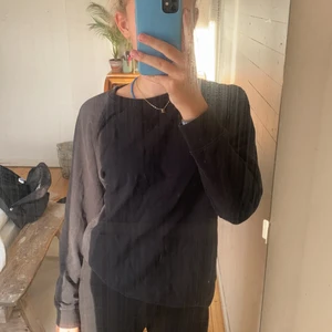 Basic sweatshirt  - Basic svart sweatshirt storlek 158/164 sitter som en s på mig 70kr+frakt.        Endas swish 😊💕