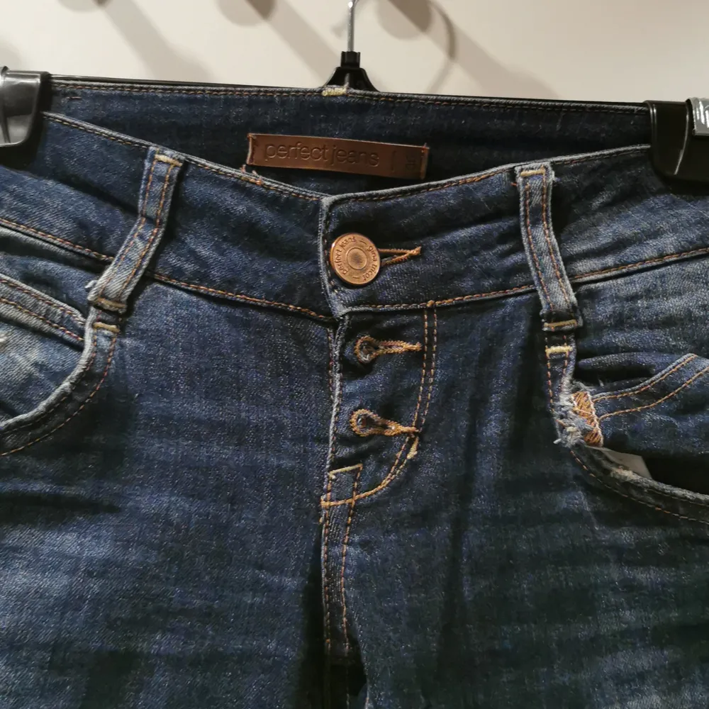 Säljer dessa jätte fina jeans från gina tricot. Dem finns ej att köpa längre och har små slitningar på benen. Jätte snygga vintage jeans! Byxorna är storlek 36-S och är normal midjade. 💕KÖPARE STÅR FÖR FRAKT💕. Jeans & Byxor.