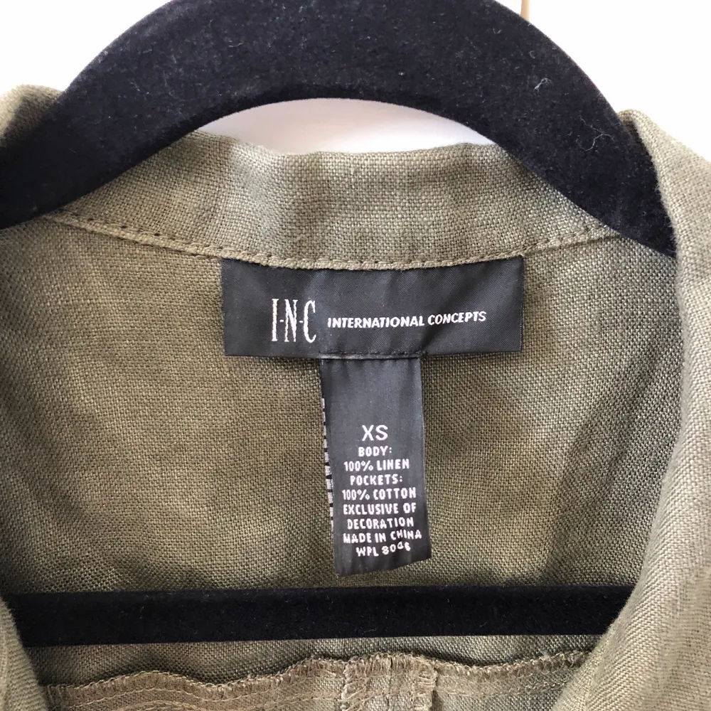 Militärgrön jacka, storlek xs men passar bra på mig som brukar ha s/m. Köpt i USA 2019 på INC för 69$. Jackor.