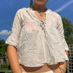 Beige sommarblus - (Exakt samma blus som min förra annons, fast i en annan färg) En jättefin och trendig beige/grå blus som är i ett fint lätt och lite genomskinligt tyg. Jag är väldigt lång (190), så den sittter ganska kort på mig, och kommer troligtvis vara längre i modellen om du är kortare ( fortfarande inte ”lång” blus). 