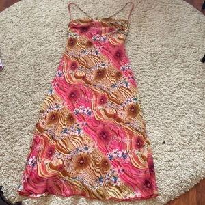 Blommig klänning - Verkligen sååå fin klänning med fint mönster, står ej storlek skulle säga S. Lite liten på mig så passar nog någon med storlek 34😋 Den är inte såld❤️