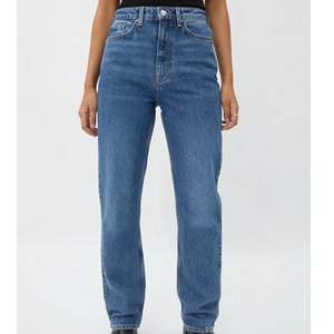 Jeans från weekday i modellen Rowe, färg: sea blue. Skriv för fler bilder eller frågor💕 använda 1 gång, JÄTTEBRA skick! Strl 24 längd 34