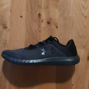 Under Armour sneakers  - Har beställt 2st par Under Armour sneakers - storlek 40 samt 41. Tyvärr var det fel storlek för mig därav försäljning. Båda är helt oanvända. 