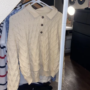 Knitwear - Jätte snygg stickad tröja från mango. Passar alla från xs-L. Beroende på hur man vill att den sitter. Säljer endast vid bra bud. Köpare står alltid för frakt!