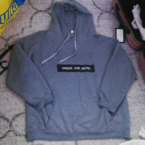 Hoodie L - Lite småhål och skulle säga storleken är L