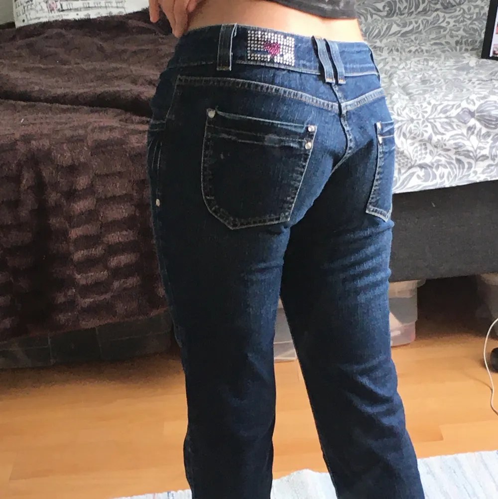 Ett par low waisted jeans som är köpta secondhand i Stockholm. Byxorna bassar bra i längd för mig (jag är 160 cm). Byxorna har ett mönster med stras mönster bak och större diamant detaljer vid fickorna.. Jeans & Byxor.