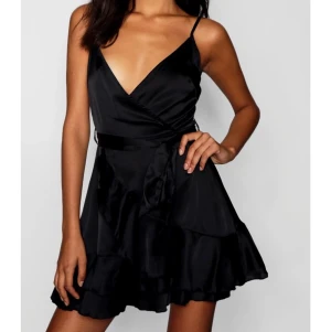 Supersöt sidenklänning - En svart skater-klänning i siden från boohoo. Endast provad på en gång men tyvärr någon centimeter för kort för mig som är 178cm. Orginalpris 500kr. Superfint material och passform! 