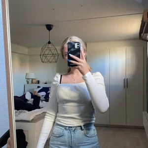 Ginatricot långärmad tröja med puff - Vit topp med puffärm. Strl. M , oanvänd