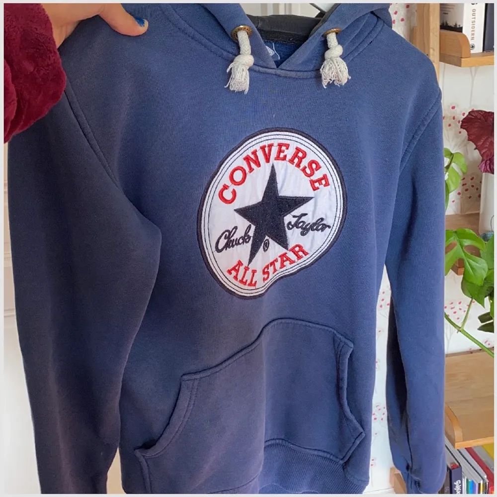 Blå converse hoodie som inte är utsliten alls, storleken står inte i men gissar på en M. Inte alls nopprig! Skriv om du har några frågor💕💕. Hoodies.