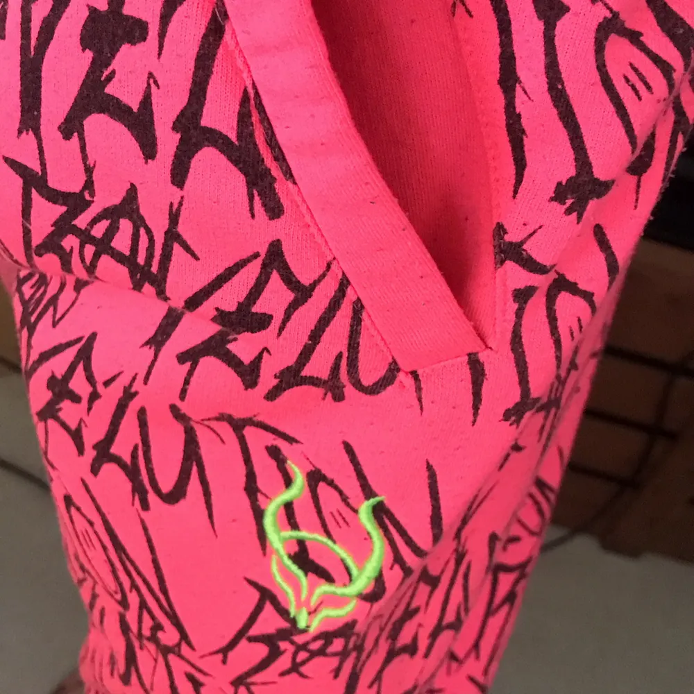 neon pink cyberdog sweatpants, baggy and comfortable . Jeans & Byxor.