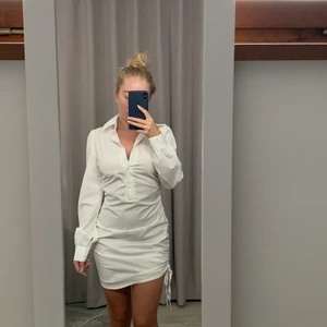 SKJORTKLÄNNING FRÅN P L T  - En skjortklänning som är i modellen bodycon. Endast använd en gång, annars hänger den bara i garderoben. Därav av säljs den!! På sidan av klänningen finns även ”ruched” vilket menas att den går att både dra ner och dra upp högre med hjälp av en knytning! 🤍🤍🤍 Frakt är inte inkluderat i priset!!!
