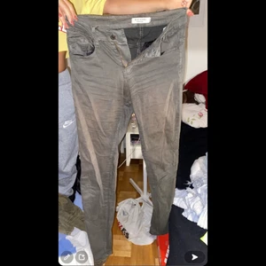 Gröna jeans - Ett par gröna jeans från fashion jeans. Ser bättre ut på och formar efter din kropp jättefint! Använda ett par gånger, är i bra skick! Det står ingen storlek men jag är en M och dom passar jättebra! Skicka pm för bättre bilder!😁