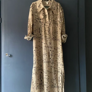 Klänning från H&M - Oanvänd klänning från H&M                                              -köparen står för frakten- 