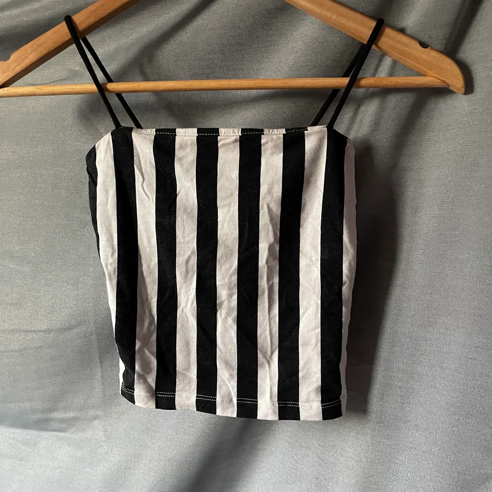 Striped cami top in size xxs. Fits really nicely, in good condition. . Toppar.
