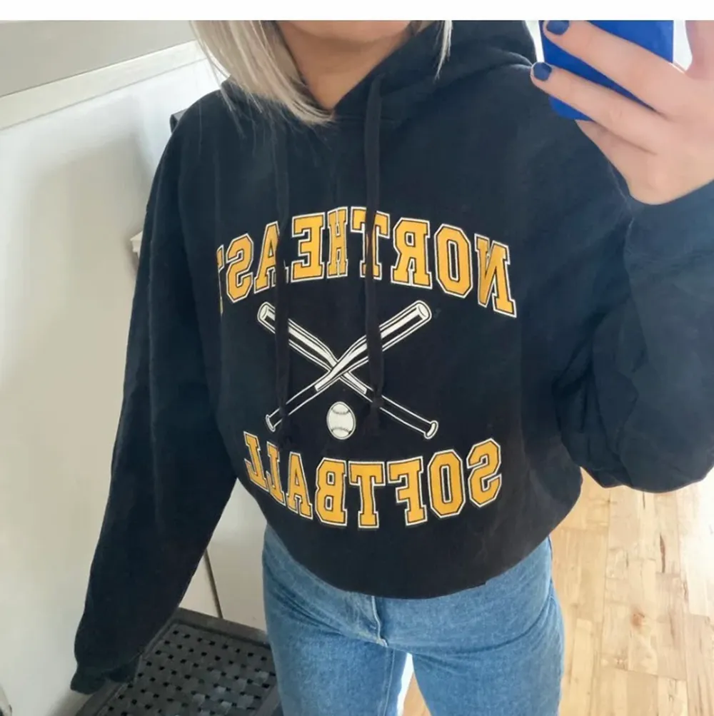 Säljer denna coola vintage huddie från Beyond Retro, jag är en s och är snyggt oversized på mig! Säljer för 300 + frakt . Hoodies.