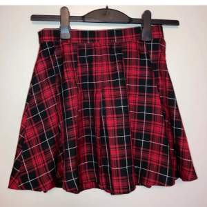 Säljer denna rutiga kjolen från hm, storlek xs, säljer för 100kr + frakt💕