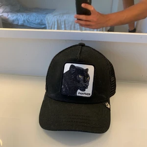Keps - Black Panther Black/Black Trucker - Goorin Bros. Köpt från hatstore för ca 1 vecka sedan. Storlek: 53-56cm One size. Säljes pga att den inte passade mig. Alltså är denna keps näst intill oanvänd. Nypris: 400kr
