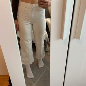 Vita jeans i väldigt bra skicka! Storlek S men är väldigt töjbara. Passar superfint nu till sensommaren med funkar även lika bra på vinter😊 Jag är 162 cm lång.