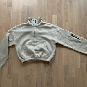 Tröja från Prettylittlethings - Superskönt tröja med dragkedja. Den är lite croppad men samtidigt inte för kort. Har knappt används då det inte är min stil men den är väldigt mysig och varm! 