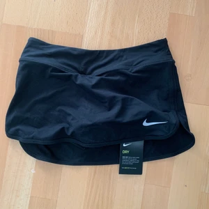 Tenniskjol - Svart Nike tenniskjol, superfin och skönt material. Liten i storlek dock prislapp kvar!
