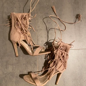 Beiga klackar med snörning - Beiga klackar med snörning strl 38