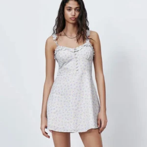 Sommarklänning från ZARA st L - Superfin sommarklänning från Zara i nytt skick! Aldrig använd förut för den var för stor för mig 😫💕 Lappen är kvar!