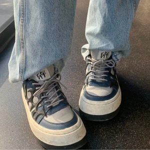 Eytys skor modell sonic tumbled - Säljer mina fina eytys i modellen sonic tumbled för de inte kommer till användning.☺️ Skorna är i gott skick efter rengöring. Gör rent de och  skickar fler bilder vid intresse. Nypris är ca 2500kr. Skokartong, dustbag och kvitto kommer med.  Postar om köparen står för fraktkostnad. 💕Buda från 1000kr eller köp direkt för 1300kr. 