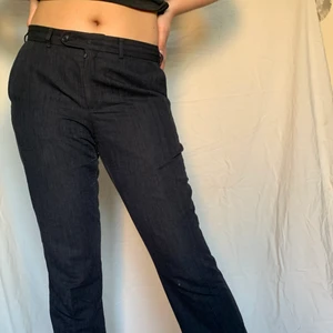 Kostymbyxor  - Grå, blå svarta lågmidjade kostymbyxor i starkt material,  passar bra i längden lite korta på mig som är rätt lång, storlek står inte men på mig som är m är dom lite overzise men skulle nog funka bra på nån med s om man vill ha lite pösigare stil! 