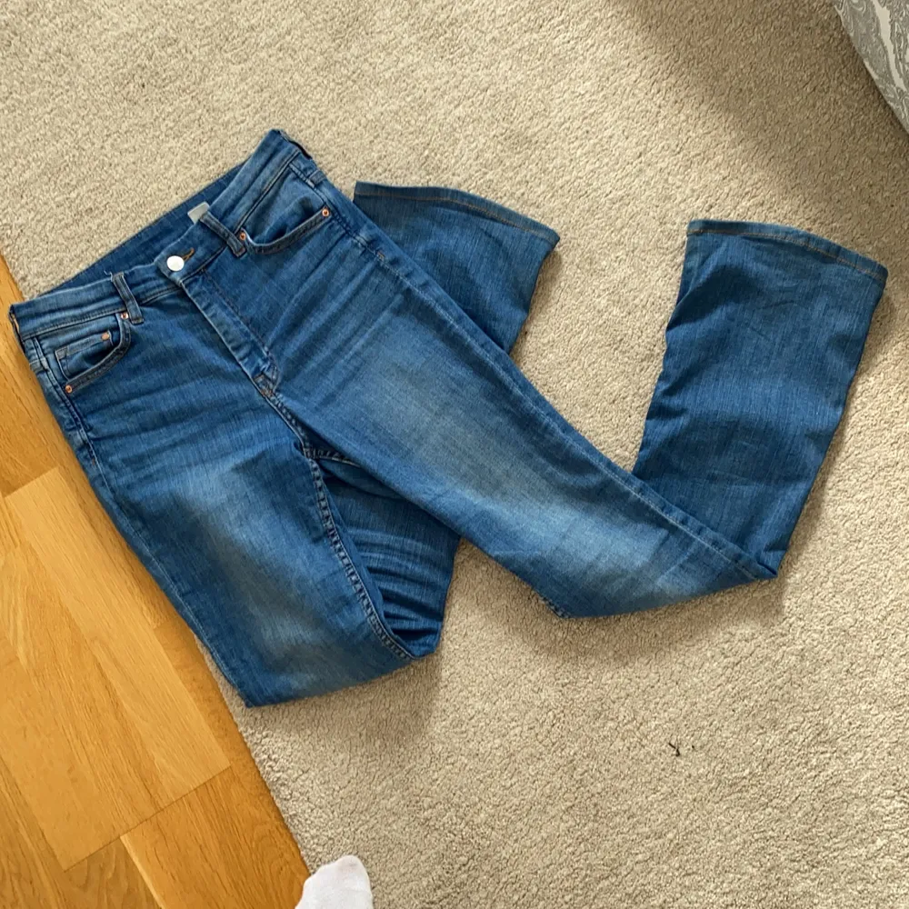 Säljer mina högmidjade flare jeans från H&M eftersom jag nästan aldrig använder de längre. Köpta förra året och använda en del men har inga defekter förutom att färgen är lite ljusare runt knäna osv. De är uppsydda i benen hos skräddare för att passa mig som är ca 169 lång. Kontakta mig gärna vid frågor, intresse eller för fler bilder!. Jeans & Byxor.