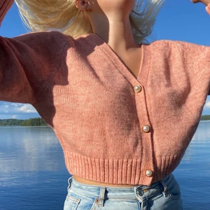 Stickad kofta - En superfin stickad kofta från monki i en korall rosa färg med pärlknappar. Perfekt till hösten! Aldrig använd endast testad. Säljer den för att den aldrig används. Köparen står för frakten✨