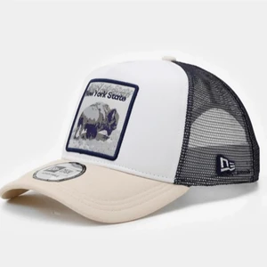 New Era trucker keps - Säljer denna New Era keps. Den är köpt på zalando och endast använd 1 gång. Möts upp i Stockholm eller fraktar💓