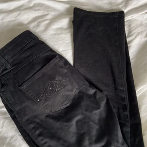 Svarta lågmidjade byxor  - Svarta lågmidjade raka byxor med detaljer på fickorna, tycärr för små för mig men skriv för fler bilder, pris plus frakt 66 kr💕