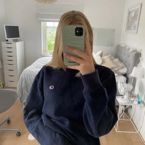 Champion tröja  - Mörkblå champion sweatshirt i strl M