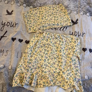 Nelly sett - Säljer detta sjukt snygga sett med en kjol och ett linne som kommer ifrån Nelly. Kjolen är i storlek M och linnet är i storlek L. Originalpris 399kr mitt pris är 100kr. Köparen står för frakten💕