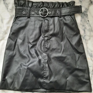 Skinn imitations kjol!  - En jättesnygg skinnimitations kjol från H&M i storlek 34 med prislapp kvar! Aldrig använd endast testad!  Priset är prutbart! 😊 - Jag tar swish 🌸 - Kan mötas upp i Göteborgsområdet, köparen betalar för frakt! ✌🏼