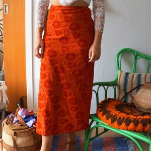 Röd kjol - Jättefin röd långkjol utan storleksmärkning, men jag kan ha den som är storlek 36/38 :) 