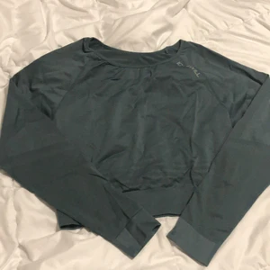 Träningstop ICIW - Croppad långärmad träningstopp från I can I will. Använd 2 gånger, endast tvättad med sporttvättmedel utan sköljmedel. 