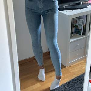 superstrechiga jeans i superfin färg som inte kommer till användning då de är för stora. passar lagom på mig som är 179 men går o klippa då de e raw hem längst ner💞