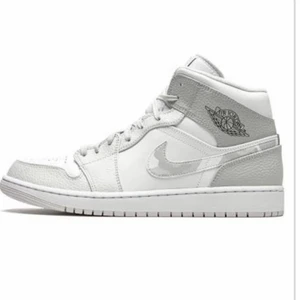 Jordans  - Vill göra en intressekoll på mina jordans, köpte dom i början av året och då kostade dom 5500 totalt, köpta från kickgame.se, stod att dom skulle kosta betydligt mycket mindre. Vill se hur mycket jag kan få för dom nu, använt Max 10 gånger, ser orörda ut. Ju snabbare köp desto billigare 