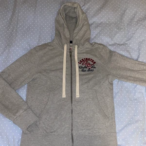 Lexington Hoodie - Knappt använd, grå Hoodie i strl S. Nypris 1299