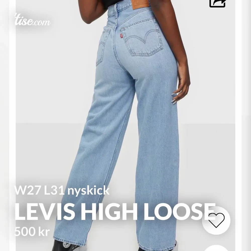 Säljer nu mina Levis HIGH LOOSE i stl W27 L31 då dem inte passar mig. Endast använda fåtalet gånger så inget som syns alls. Det är dem på bilden men jag säljer svarta. Egna bilder kommer. Tar endast Swish och köparen står för eventuell frakt💕. Jeans & Byxor.