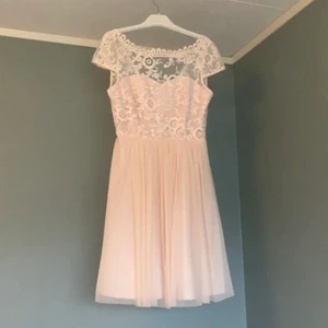 Klänning strl XS - Fin klänning i strl XS. Skulle kunna funka om man har strl S också! Använd endast ett fåtal gånger. 