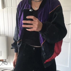Reebok vindjacka - Vintage vindjacka i 90-talsmode från Reebok. Värmer skönt och sitter bra! 