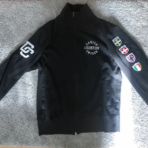 Y2k zip-up - En jättefin tjocktröja som jag köpt second hand för ett tag sen! Har flera liknande det är därför jag säljer. Jag har S i vanliga fall men kan passa någon med M också. Läs min bio💕