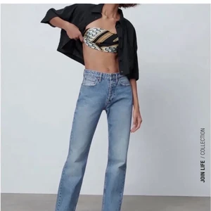 Zara jeans - Populära zara mid rise jeans i en perfekt blå tvätt. Sitter toppen på mig i längden som är 170 cm. Är i storlek 40. Kan köpas direkt för 500☺️ 