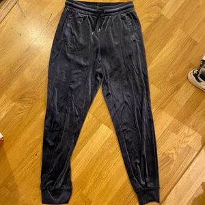 Sammet byxor - Dessa otroligt sköna mjukisbyxor är köpta på Monki och är i storlek XS men passar mig som har S. De är lite pösiga vid benen vilket gör de så luftigt och skönt. Skicket på byxorna är väldigt bra då de inte är använda så mycket!