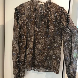 Designerblus med gulddetaljer - En vacker blus med fint mönster och gulddetaljer. Ulla Johnson är ett väldigt stort designermärke och hennes blisar säljs för stora summor. Tycker den är så fin i ärmarna och älskar mönstret men har inte fått så mycket användning av den. Hoppas verkligen någon annan kan ge den lite kärlek!